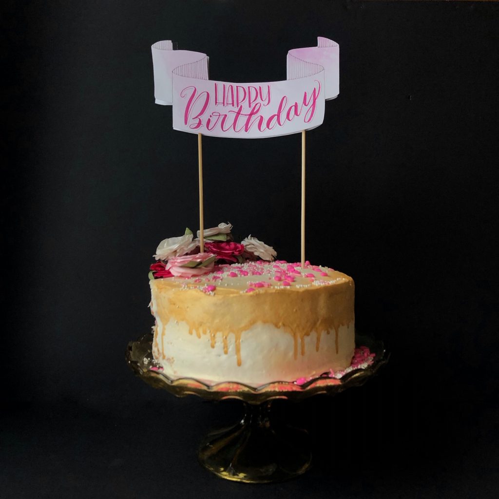 Sweet DIY cake topper tutorial with hand lettering & calligraphy by @diamondandwillow for www.kellycreates.ca