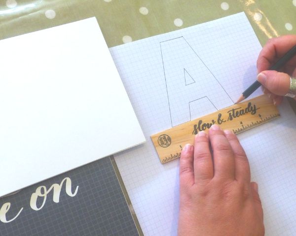 Amazing floral hand lettered monogram by Gemma Hobson for www.kellycreates.ca Learn how in this step by step tutorial! 
