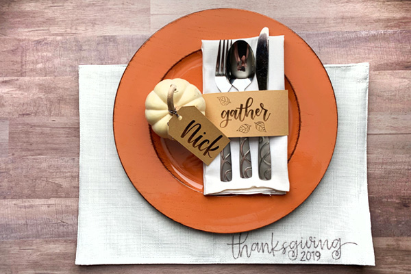 Beautiful hand lettering for Thanksgiving table setting and home decor www.kellycreates.ca 